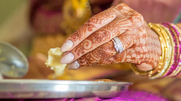 South Indian bride eating — Stock Photo, Image