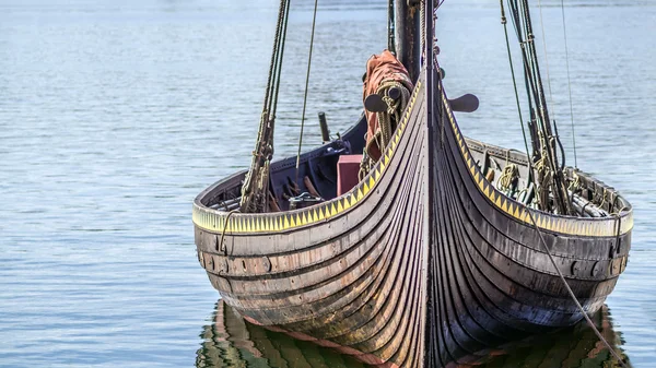 Vikingská loď z přední strany — Stock fotografie