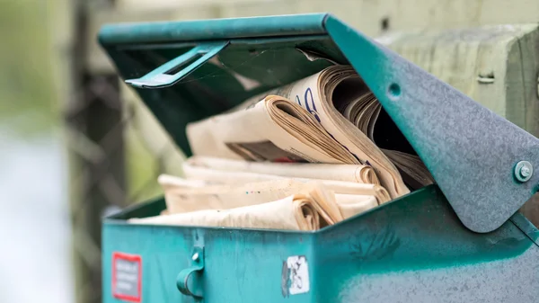 Physical spam, Overfilled mailbox. — Stock Photo, Image