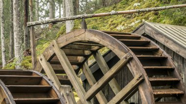 Eski bir su değirmeni ve tekerlekli