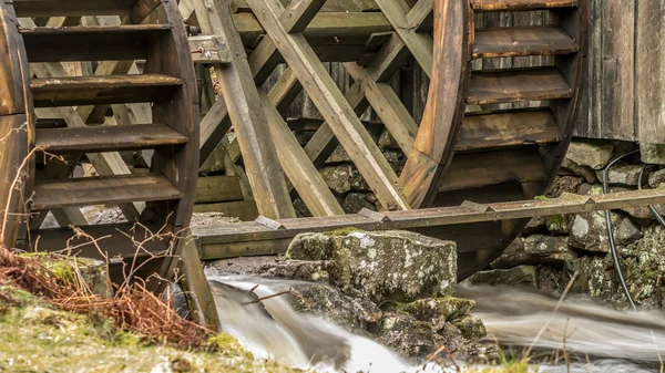 Eski bir su değirmeni ve tekerlekli — Stok fotoğraf