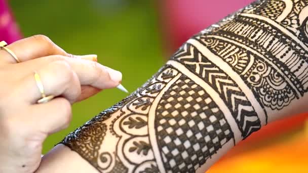 Applying henna tattoo on a south indian bride (Tamil Nadu) — Stock Video ©  asmus #82544066