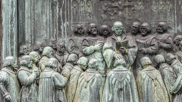 Alívio de bronze de 1800 de um ritual de posse do bispo — Fotografia de Stock