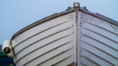 Beyaz ahşap tekne ön boyanmış