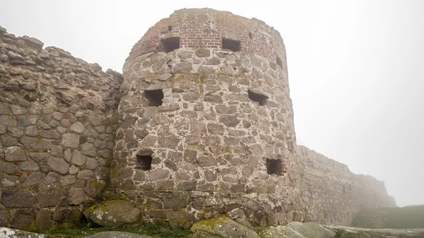 Ruin slot mur i tåge med tårn fra Hammershus - Stock-foto