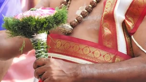 Индуистский священник держит свадебный букет — стоковое видео