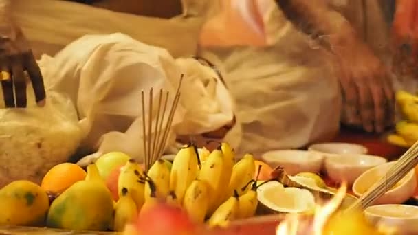 Sacerdotes do sul se preparam para o ritual de casamento — Vídeo de Stock