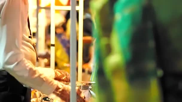 Офіціанти, подачі їжі до лінії людей в Південного індійського весілля в штаті Таміл Наду — стокове відео