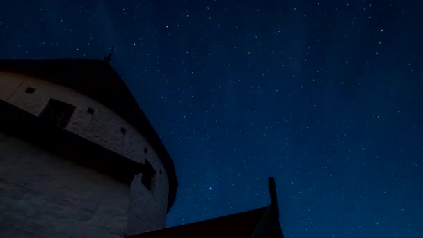 Laps de temps de l'église Saint-Ols à Bornholm la nuit avec des étoiles 