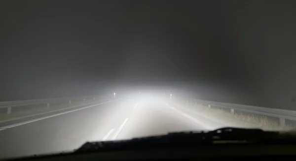 Conduire dans le brouillard la nuit — Photo