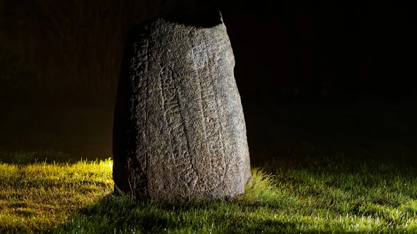 Pedra de Rune na cidade dinamarquesa de Alling — Fotografia de Stock