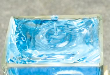 hafif mavi su damlası cam