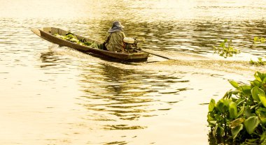 Altın filtre nehir küçük tekne