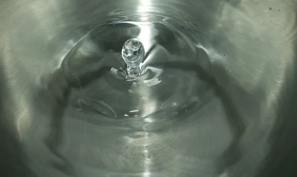 Капли воды в серой чаше — стоковое фото