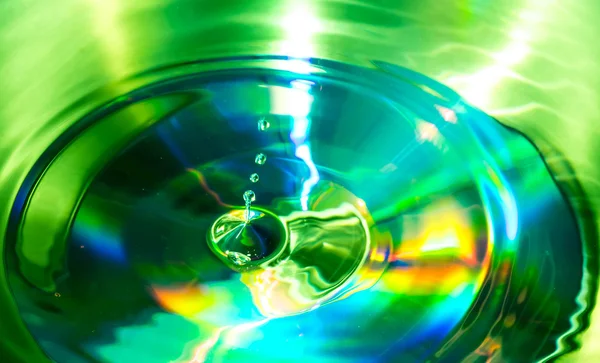 Closeup abstracte licht groen op waterdruppel — Stockfoto