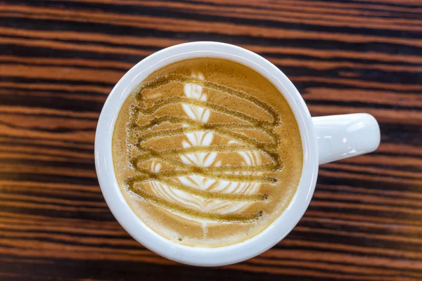 Crema y caramelo encima de la taza de café — Foto de Stock