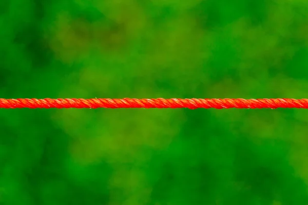 Κόκκινο σχοινί σε πράσινο φόντο — Φωτογραφία Αρχείου
