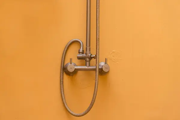 Turuncu duvar duş kolu — Stok fotoğraf