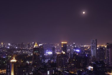 kentsel cityscape gece görünümü ve ay ışığı