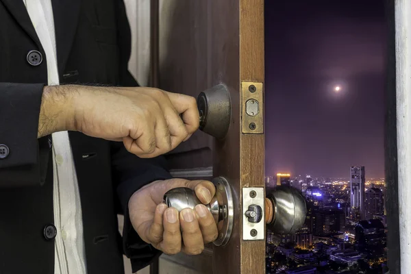 iş adamı cityscape için kapıyı aç