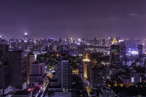 Paysage urbain pour vue de nuit depuis le toit — Photo