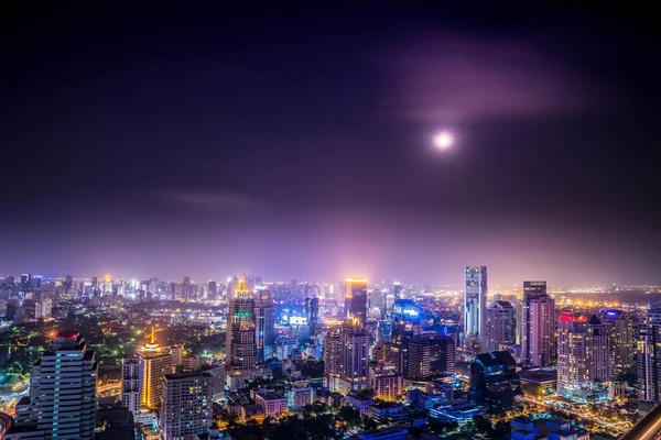 Vue de ville urbaine du paysage urbain sur la vue de nuit — Photo