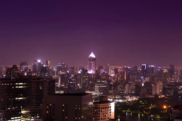 Vista de la ciudad en el cielo nocturno, paisaje urbano — Foto de Stock