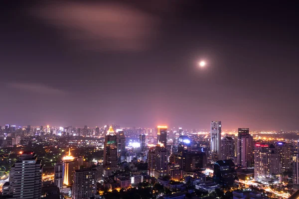 Городской вид на город с ночной панорамой — стоковое фото