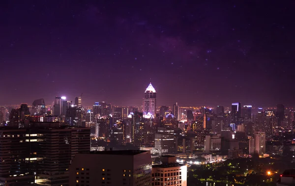 Vista de la ciudad en el cielo nocturno y la vía láctea, paisaje urbano — Foto de Stock