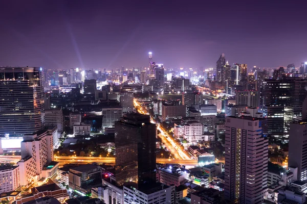 Paysage urbain nocturne dans la capitale, vie nocturne — Photo