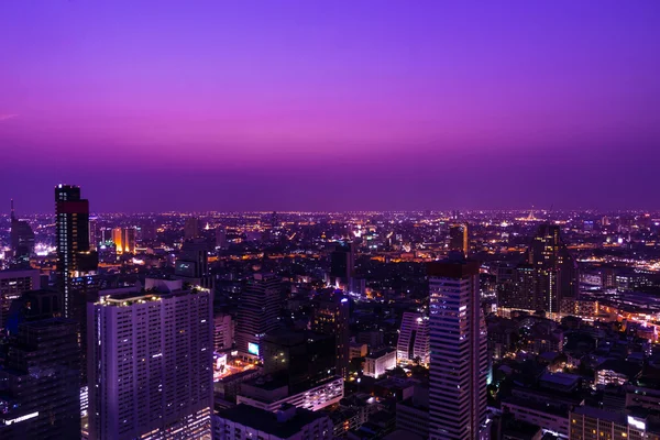 Hoog gebouw in de stad op cityscape achtergrond — Stockfoto