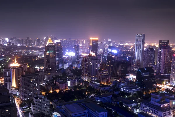 Ciudad urbana en vista nocturna, paisaje urbano — Foto de Stock