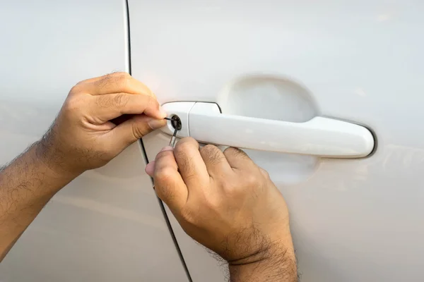 Locksmith will open car door — Stock Photo, Image