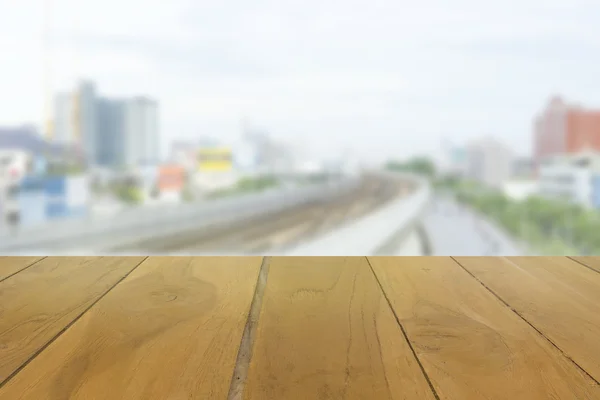 Tablero de tabla de madera en borroso ferrocarril y carretera de fondo — Foto de Stock