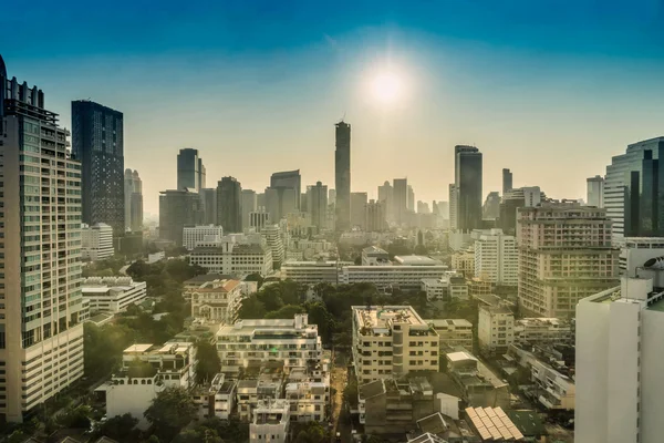 Capital urbana sobre la luz del sol y la contaminación — Foto de Stock