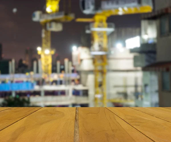 Tablero de tabla de madera en la construcción borrosa — Foto de Stock