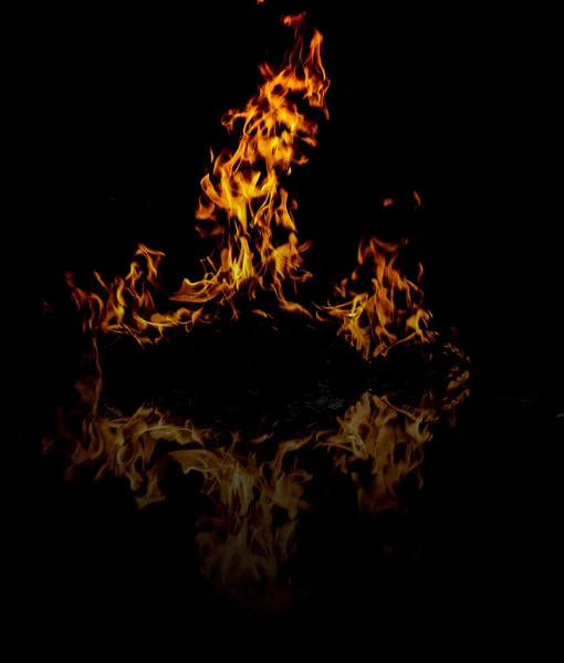 Ayna desen karanlıkta ateş — Stok fotoğraf