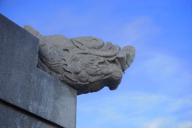 mavi gökyüzünde kafa ejderha taş