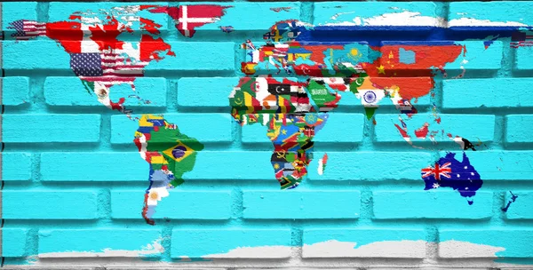 Весь флаг страны на карте мира на кирпичной стене — стоковое фото
