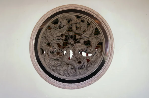 Drachenskulptur Fenster im Tempel — Stockfoto