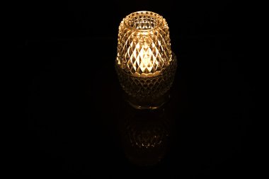 cam mum, siyah arka plan üzerine izole