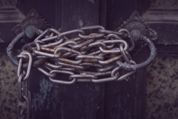 Door was locked by old chain — Stock Photo, Image