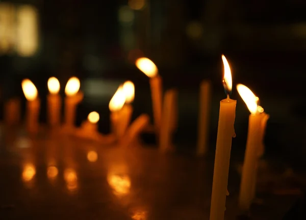 Vela amarela no fogo em templo — Fotografia de Stock