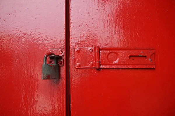 Porte rouge et serrure — Photo
