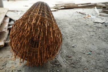 paslı demir inşaat alanı üzerinde rulo üzerinde