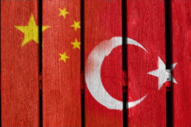 Çin ve Türkiye bayrağı ahşap arka plan üzerinde