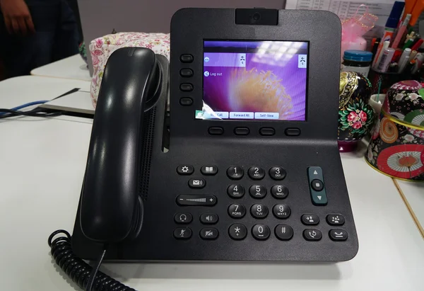 VoIP v kanceláři a na bílém stole — Stock fotografie