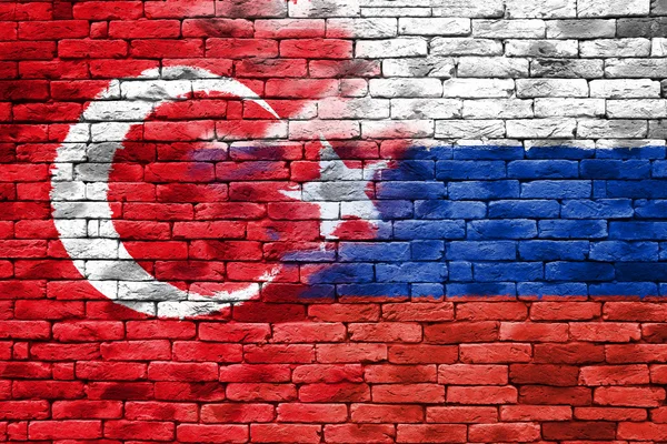 Türkei und Russland Flagge auf Backstein Hintergrund — Stockfoto