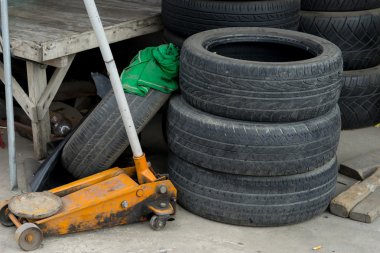 İkinci el eski lastik lastik saklamak kullanılan