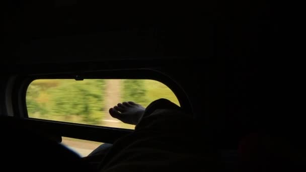 Uomo Infilato Gamba Fuori Dal Finestrino Del Treno — Video Stock